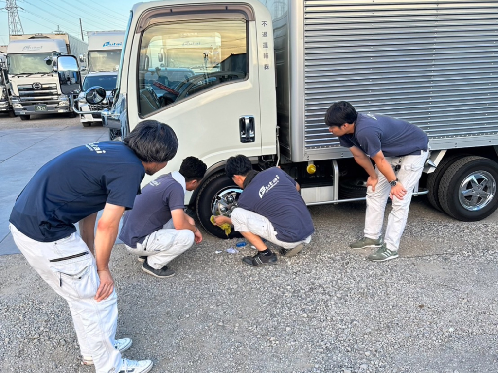 トラック整備をするドライバーたち